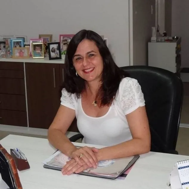 Dra. Valéria Ude em seu consultório em Lorena-SP